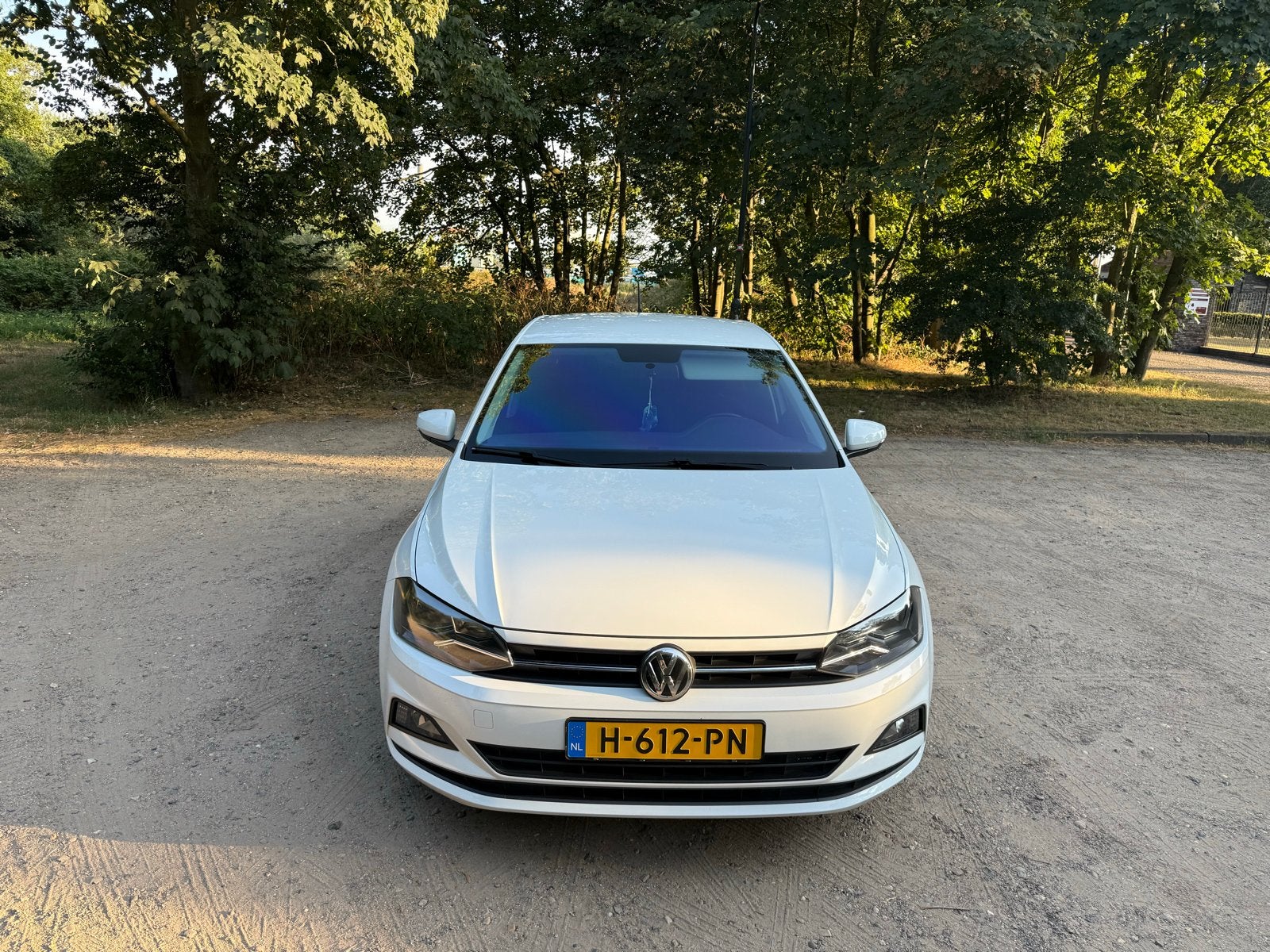 Volkswagen Polo (2020) – 1.0 Dealer onderhouden!, Voorwielaandrijving, 40 €/maand, Zwart, Wit