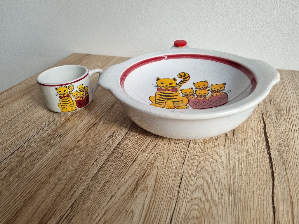 Prachtig Vintage Warmhoud Bord -+ Beker Kat Poes Schramberg, Verzenden, Gebruikt, Overige materialen, Compleet servies