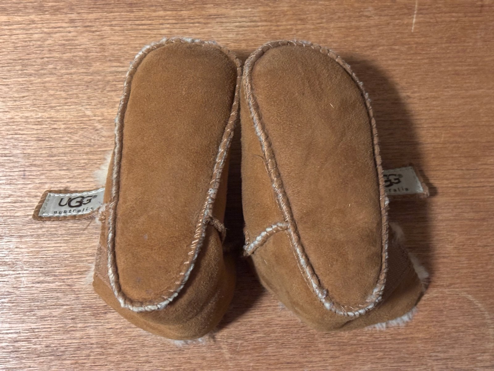 UGG baby sloffen - heerlijk warm voor de kleintjes, Ophalen of Verzenden, Gebruikt, Jongetje of Meisje, Slofjes