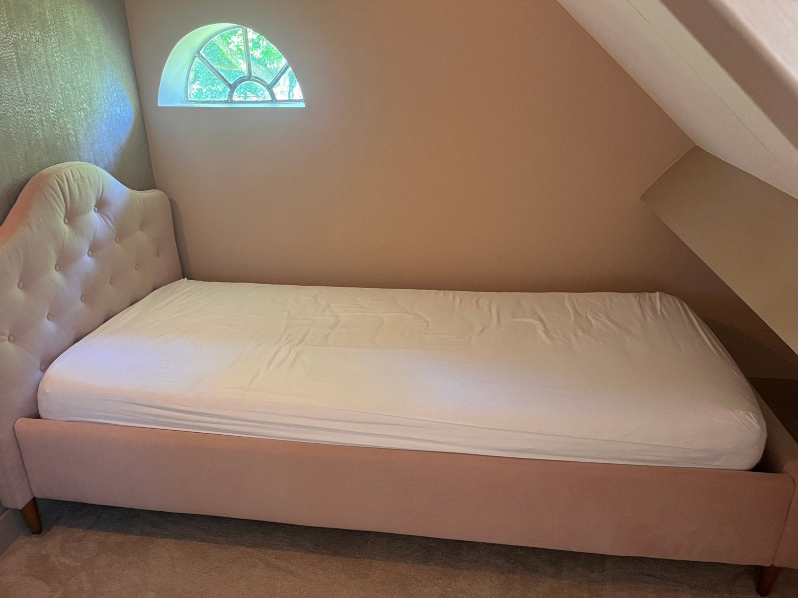 Meisjes licht roze bed kinderkamer 90x200 velvet, Kinderen en Baby's, Ophalen, 85 tot 100 cm, Zo goed als nieuw, Matras