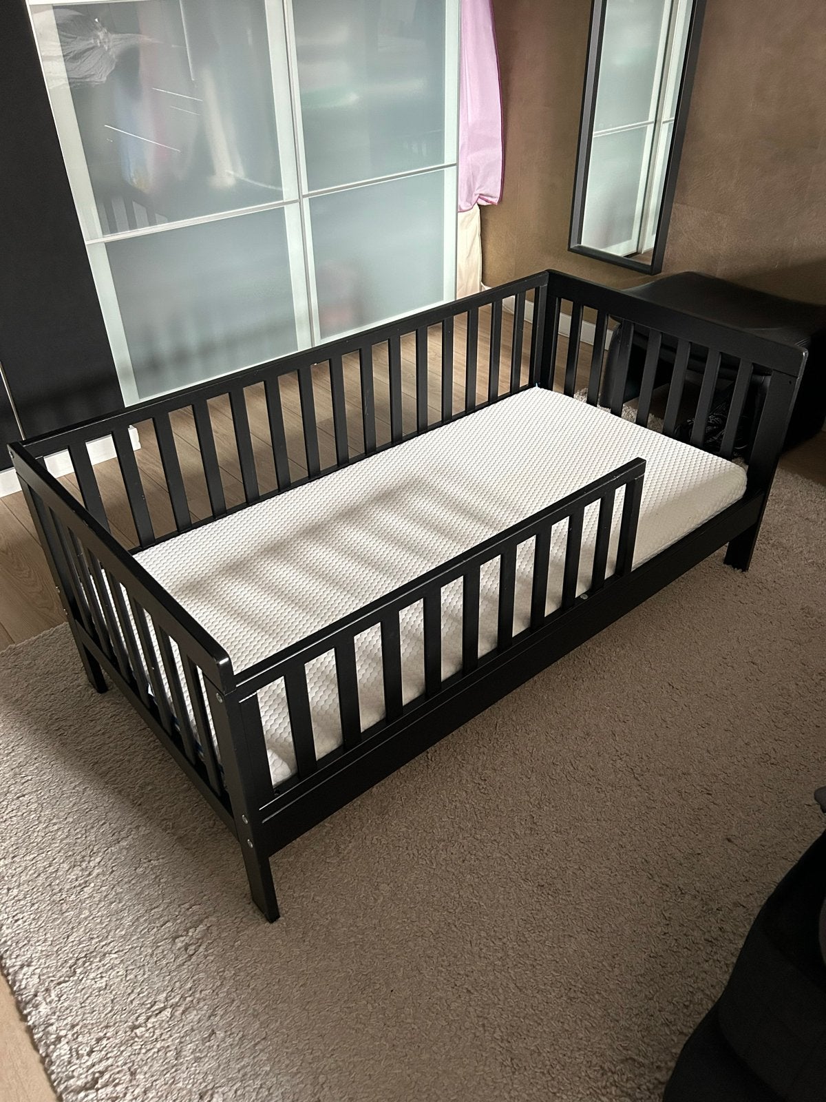 Zwart kinderbed 70x140 cm met Aerosleep matras, Ophalen, Gebruikt, Ledikant