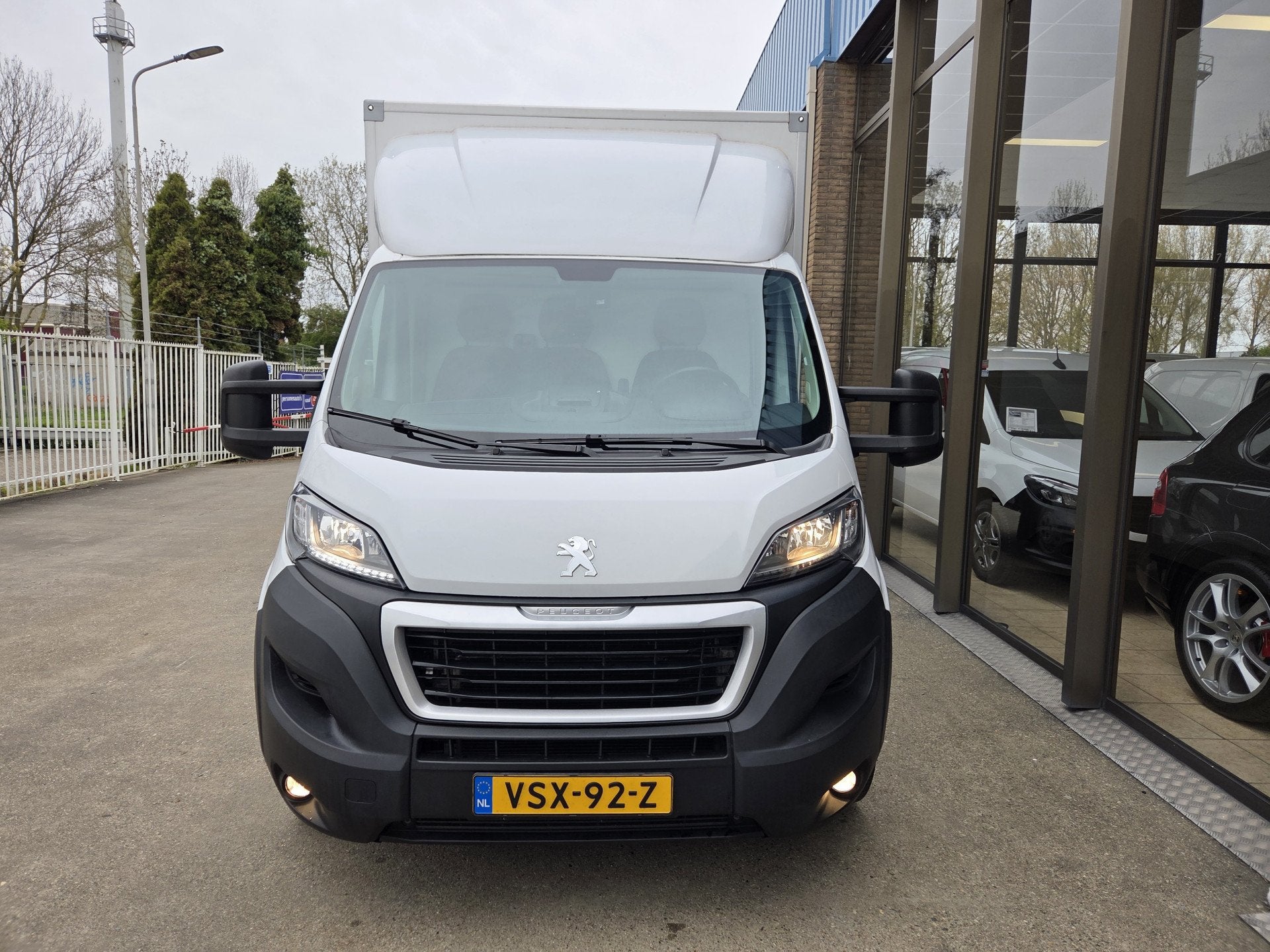 Renault Master / Peugeot Boxer 140 PK Lowliner Laadklep / Op, Auto's, Voorwielaandrijving, Stof, Gebruikt, 4 cilinders
