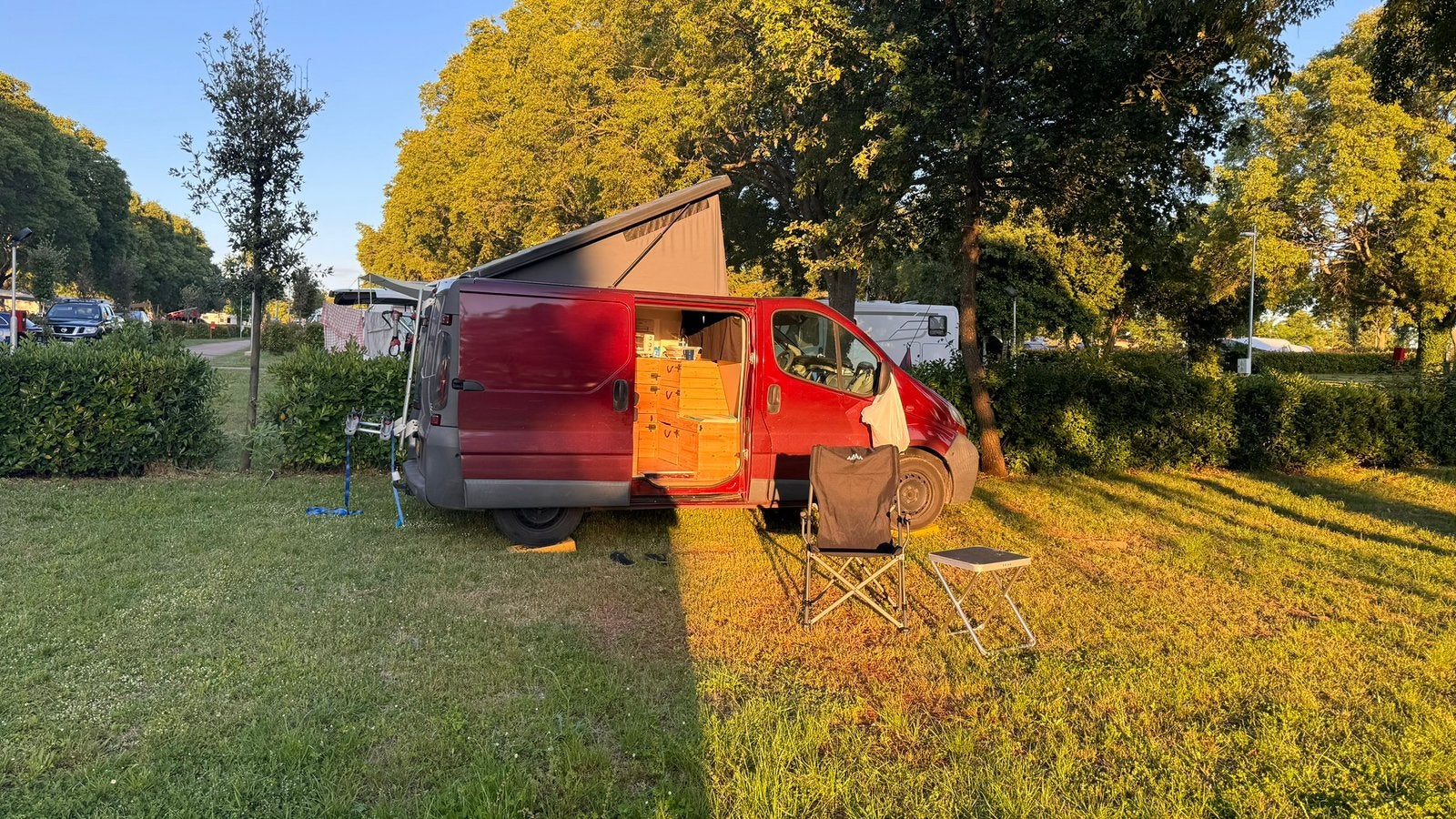 Renault Trafic Camper | Zelfbouw | Schadecamper / Project, Overige merken, Chemisch toilet, Buscamper of Camperbus, Raamblindering