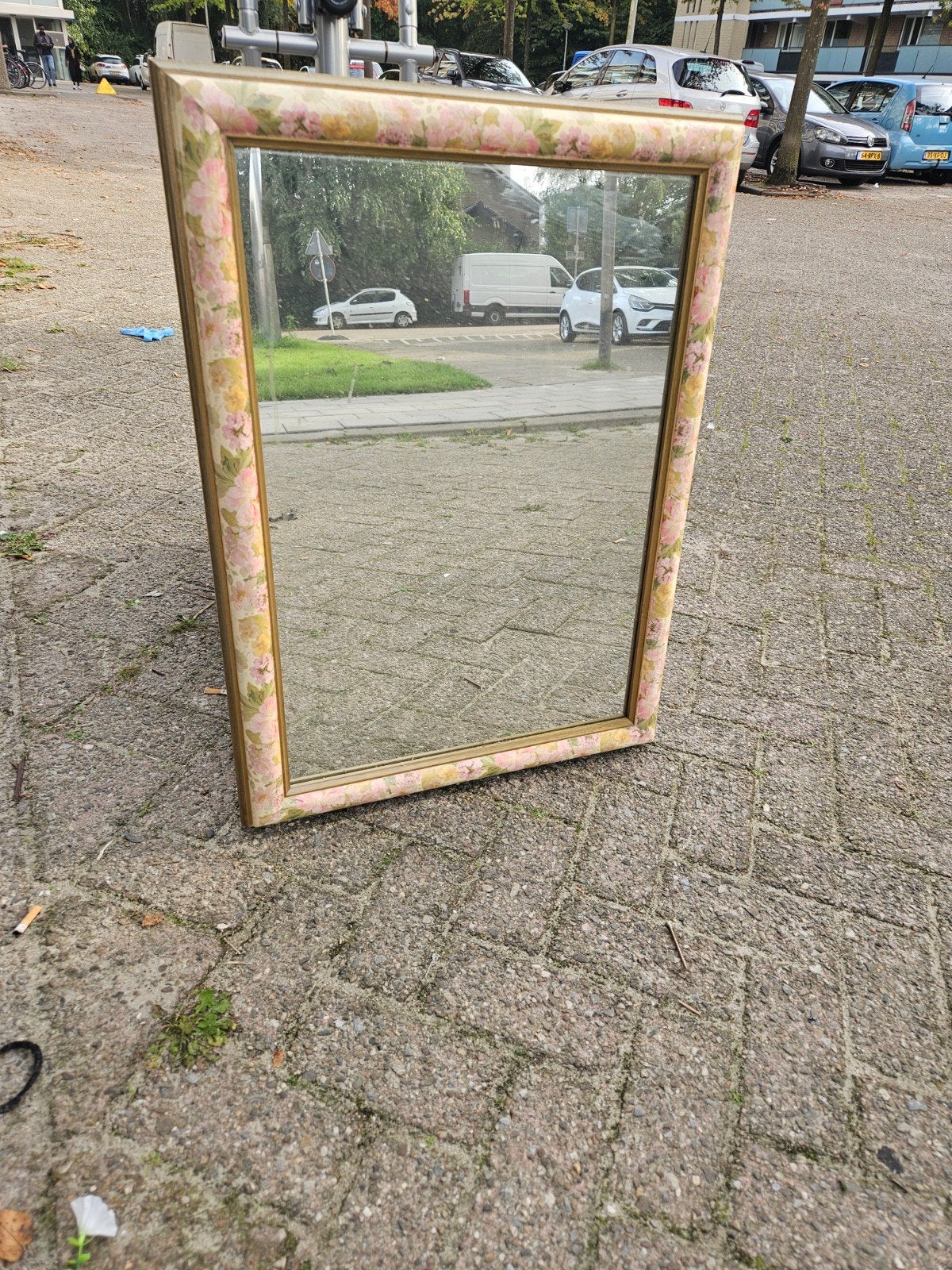 spiegel met bloemenrand - 60x80 cm, Gebruikt, Ophalen of Verzenden, Minder dan 100 cm, Rechthoekig