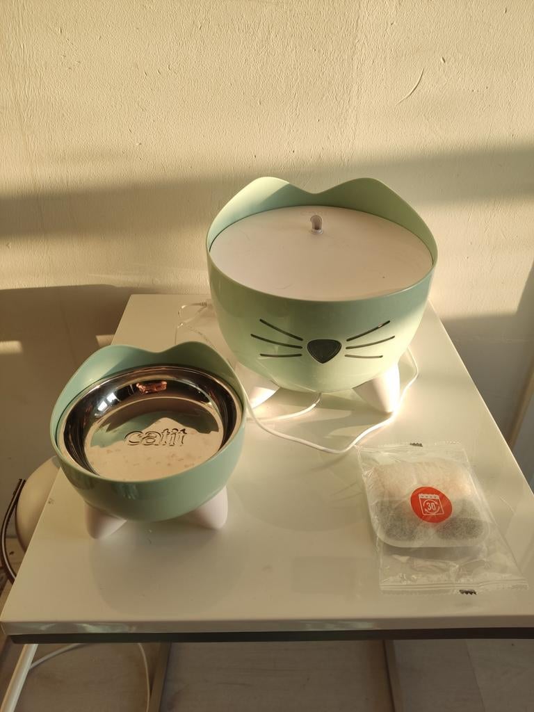 Waterfontein voor katten met voerbakje., Ophalen of Verzenden, Zo goed als nieuw, Blauw, Overige materialen
