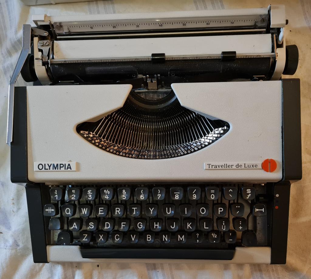 Vintage Olympia Traveller de Luxe Typemachine – Jaren 70, Ophalen of Verzenden, Zo goed als nieuw