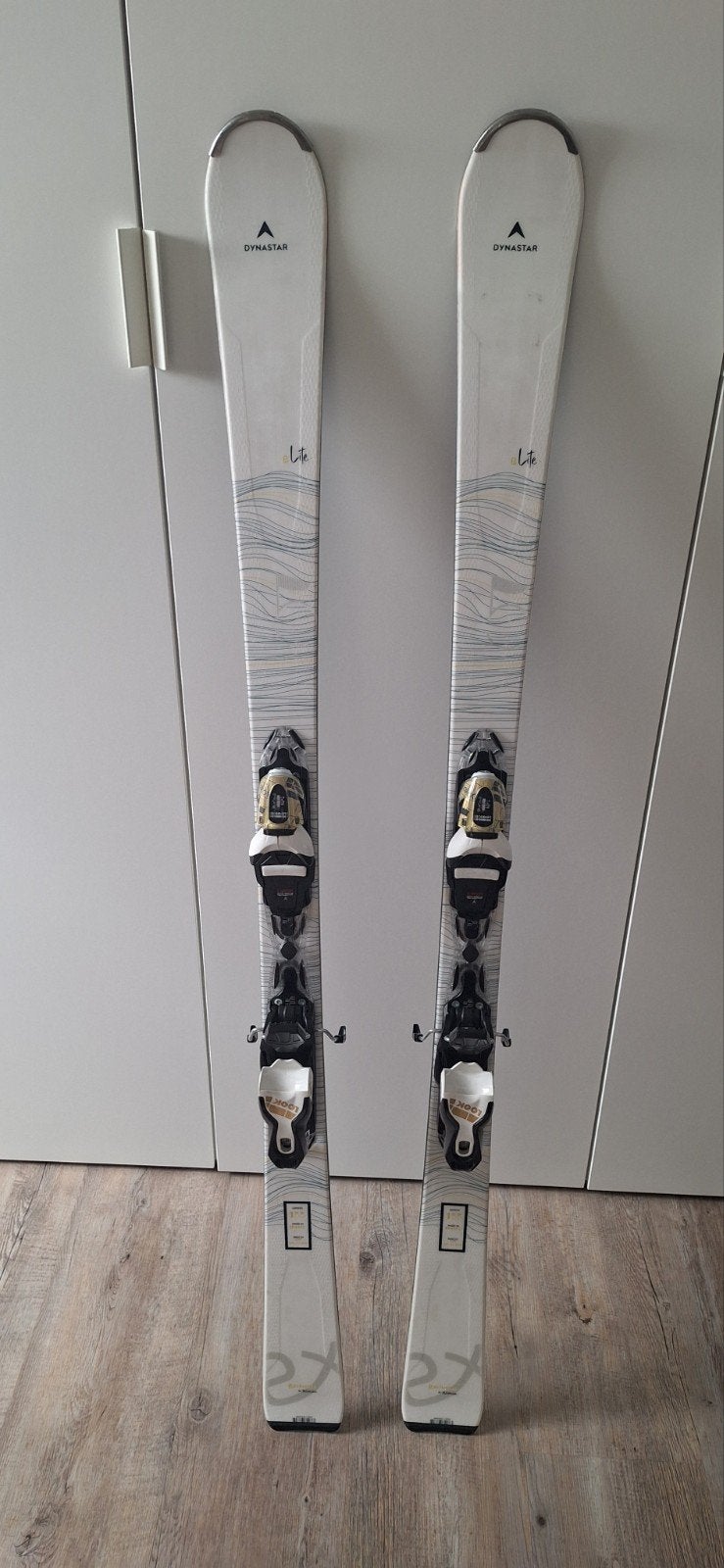 Dynastar E-Lite 5 Expres W11 155 cm, Kerma skistok 115 cm, Sport en Fitness, Skiën en Langlaufen, 140 tot 160 cm, Gebruikt, Ski's