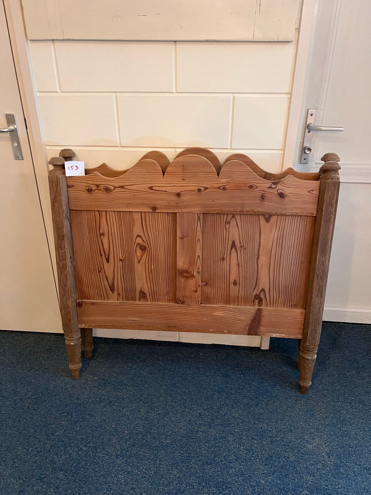 Grenenhouten bedframe met decoratieve uitsnijdingen 90x200, Huis en Inrichting, Slaapkamer | Complete slaapkamers, Ophalen, Nieuw