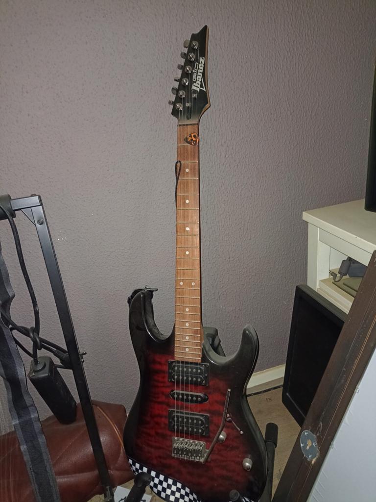 Ibanez GIO Elektrische Gitaar - Rood/Zwart Burst, Muziek en Instrumenten, Snaarinstrumenten | Gitaren | Elektrisch, Ophalen, Gebruikt