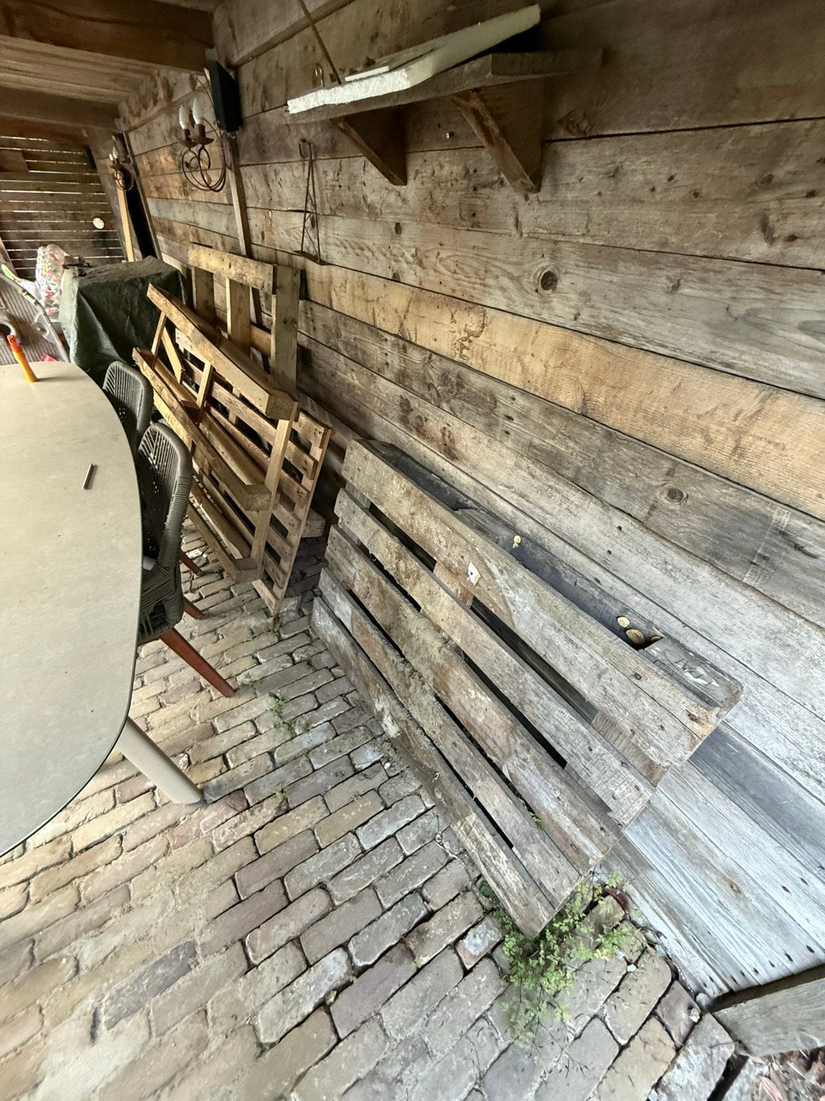 4 oude pallets gratis af te halen, Ophalen