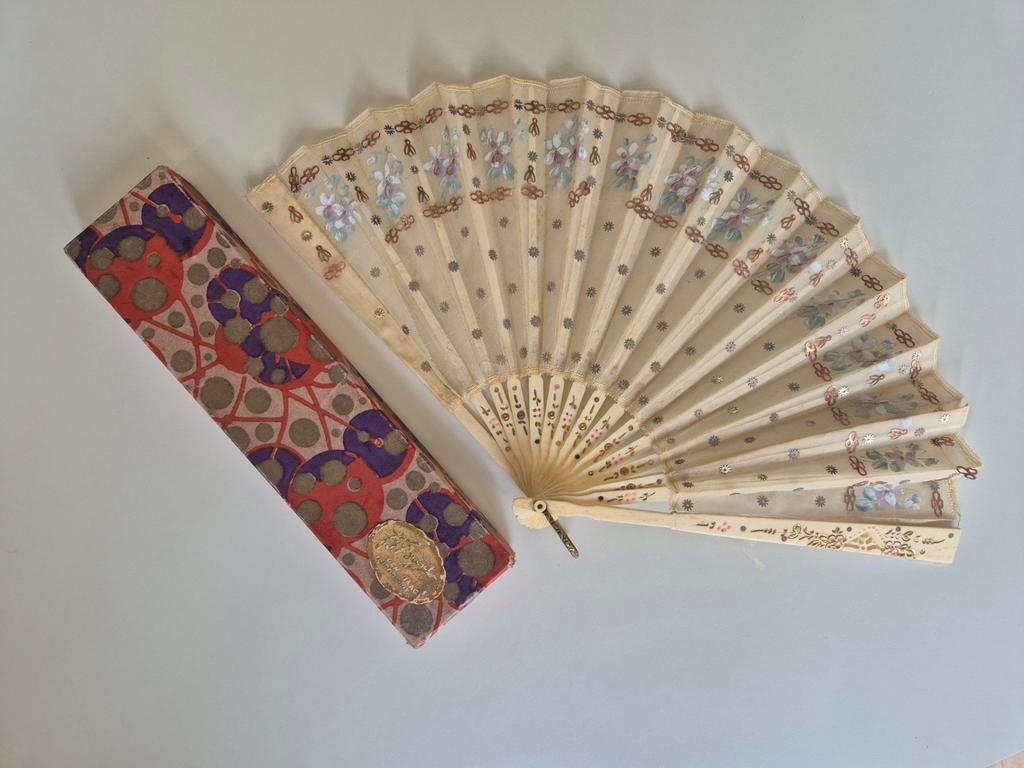 Antieke waaier in originele verpakking. Uit 1900 van been., Ophalen of Verzenden, Dames
