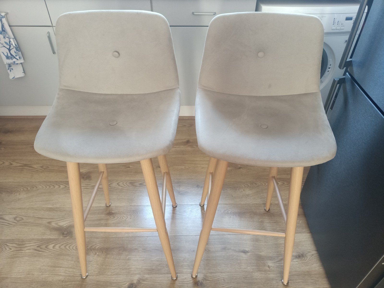 Set van 2 moderne barkrukken - Grijs met houtlook poten