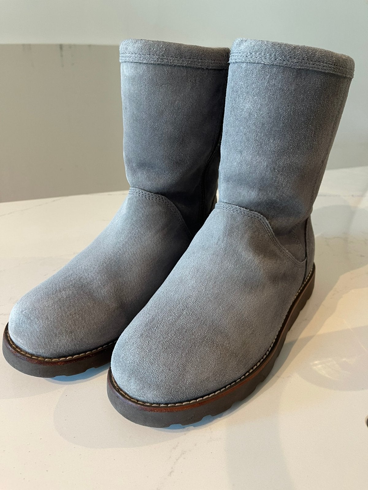 UGG Selia Grijs Suede Waterproof laarzen maat 39 Nieuw staat, Hoge laarzen, Ophalen of Verzenden, Zo goed als nieuw, Grijs