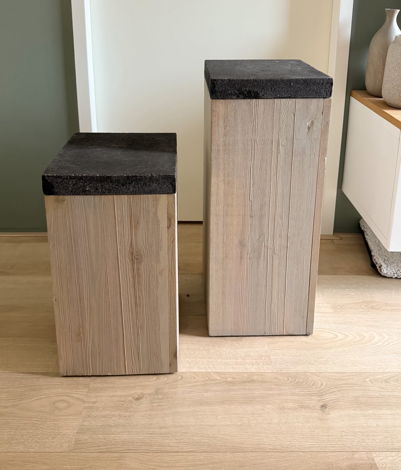 SET VAN 2 HOUTEN ZUILEN / CONSOLES MET ZWARE TEGEL, Ophalen, Gebruikt