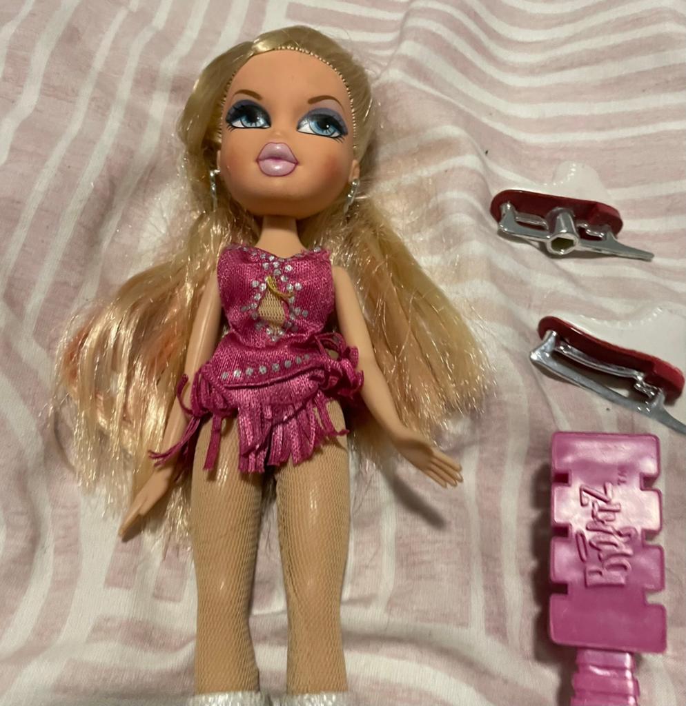 Bratz Chloe pop met schaatsen en borstel, Ophalen of Verzenden, Gebruikt, Overige typen