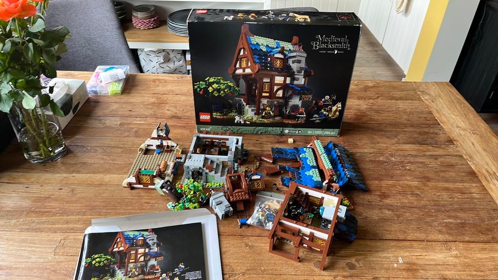 Lego ideas 21325 medieval blacksmith met doos en boekje, Ophalen of Verzenden, Zo goed als nieuw