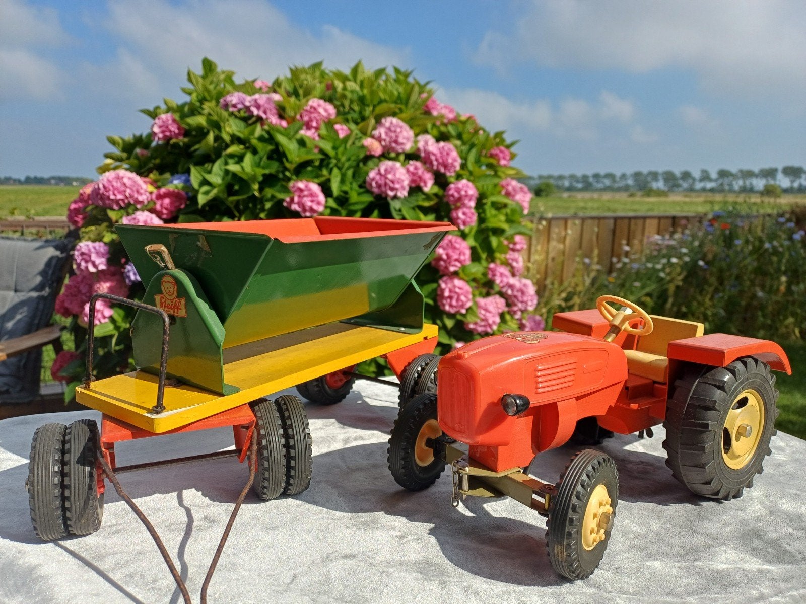 Oude Steiff Trekker / Tractor met Bakwagen voor € 95, Ophalen