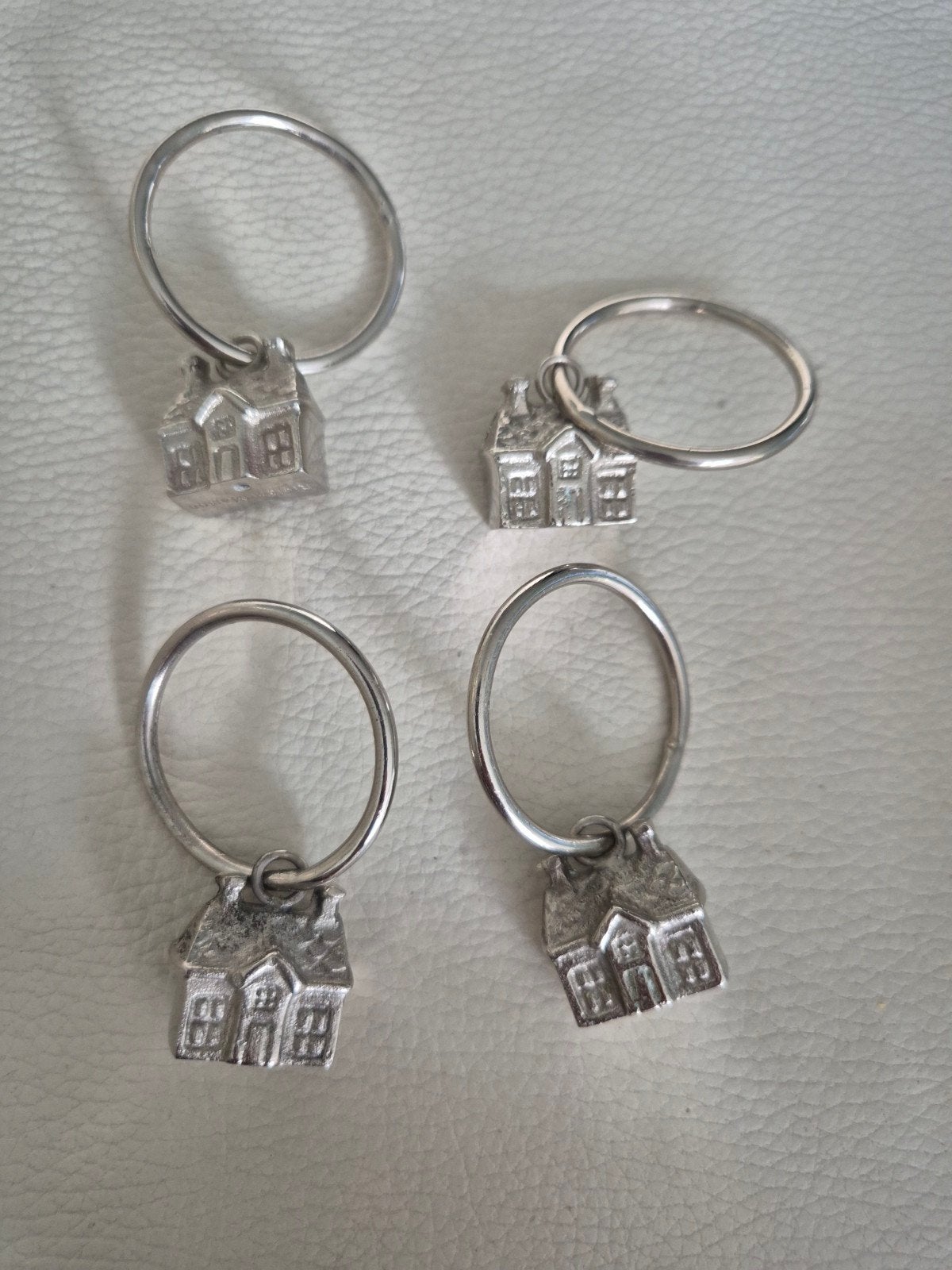 Riviera Maison servetringen huisjes (4 stuks), Huis en Inrichting, Woonaccessoires | Overige, Ophalen of Verzenden, Metaal, Zilver