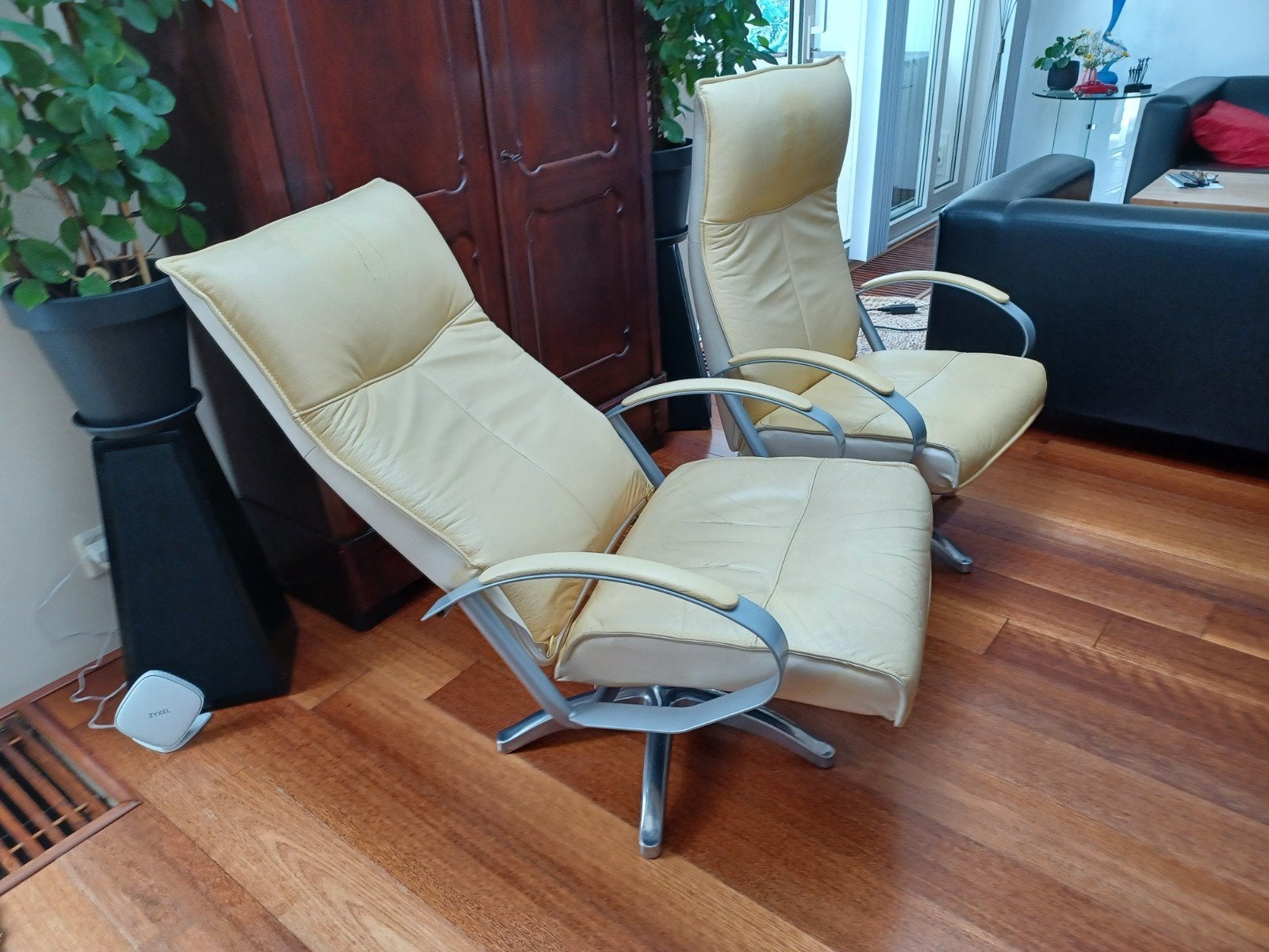 Twee  Relax draaibare fauteuils, beige geel  leer, Huis en Inrichting, Stoelen, Ophalen, Modern, Comfortabel, Gebruikt, Twee