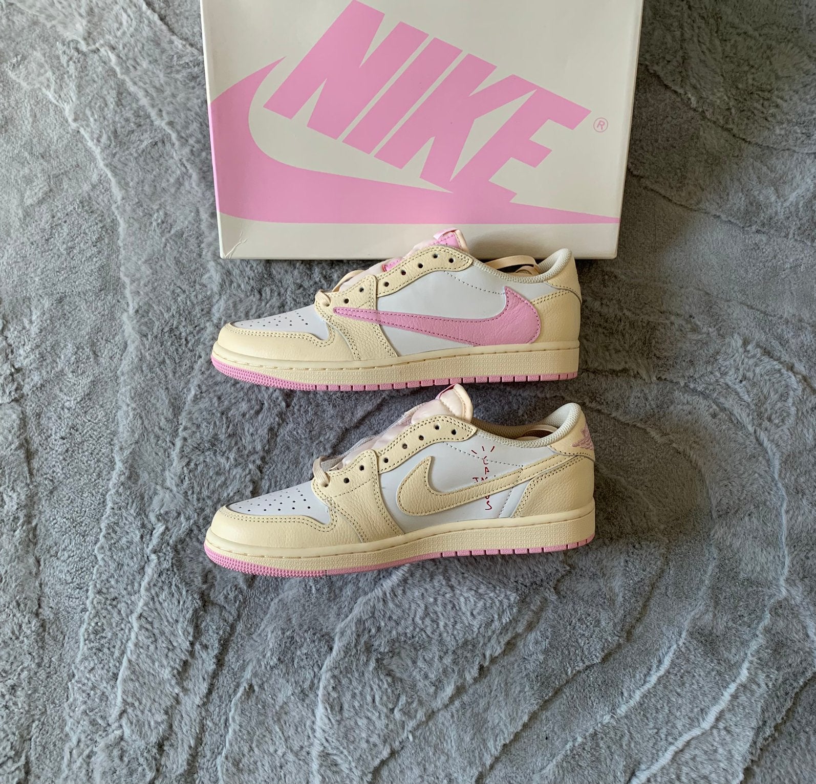 Nike Air Jordan 1 Low x Travis Scott “Shy Pink” - Maat 40, Verzenden, Nieuw, Sneakers of Gympen, Roze