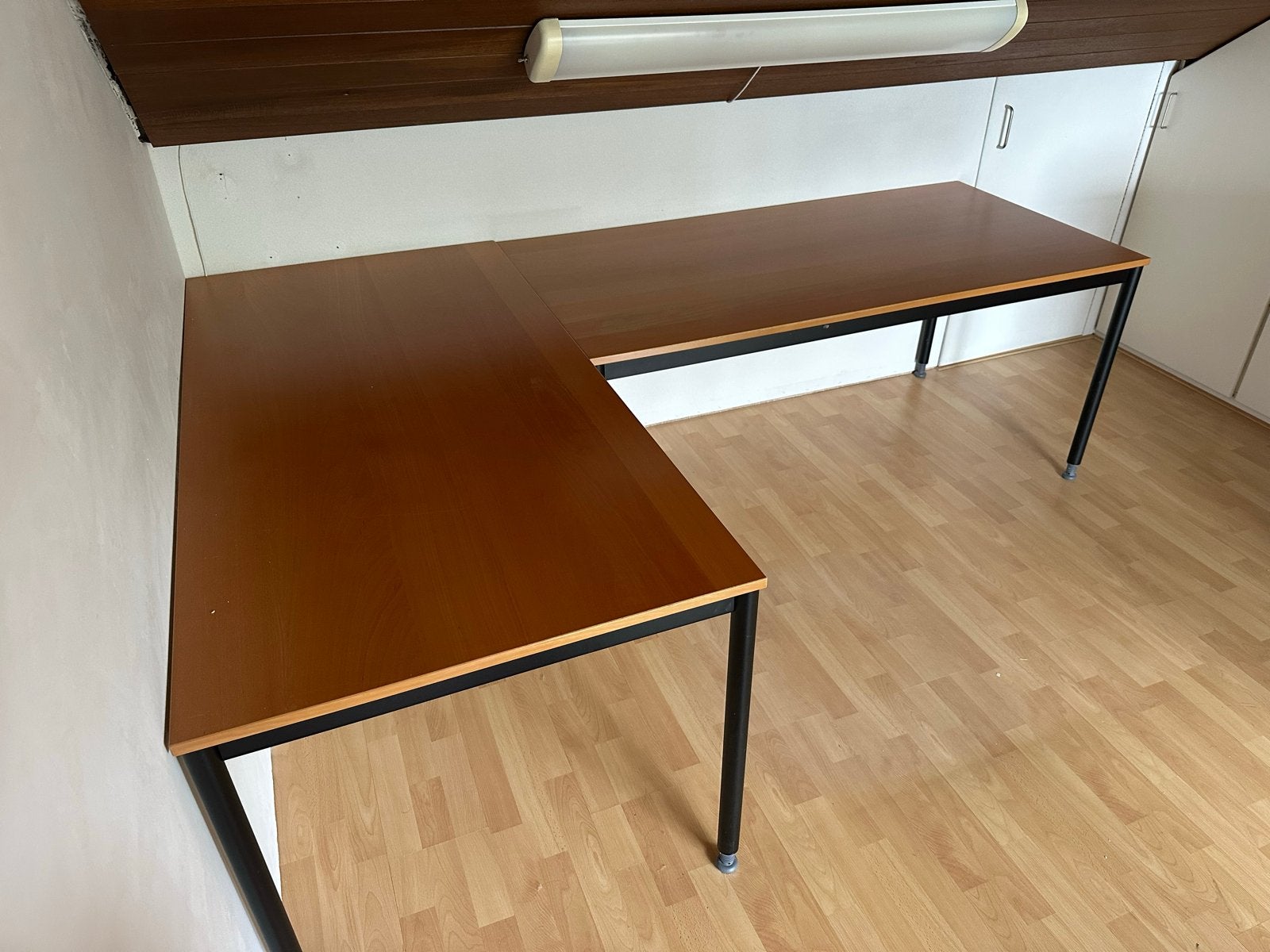 Hoekbureau bestaande uit twee tafels van 80x160 cm, Ophalen, Demontabel, Gebruikt, Hout
