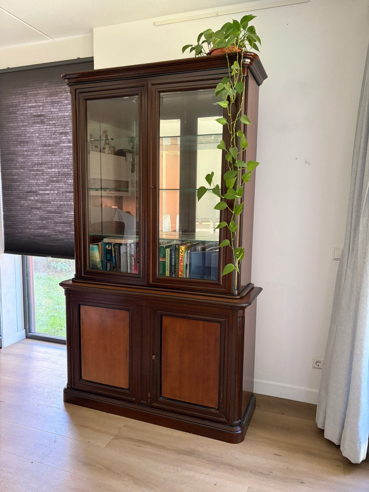 Vitrinekast/ Buffetkast - Verfaillie Royal - Walnoot, Huis en Inrichting, Kasten | Vitrinekasten, Ophalen, Met deur(en), 100 tot 150 cm