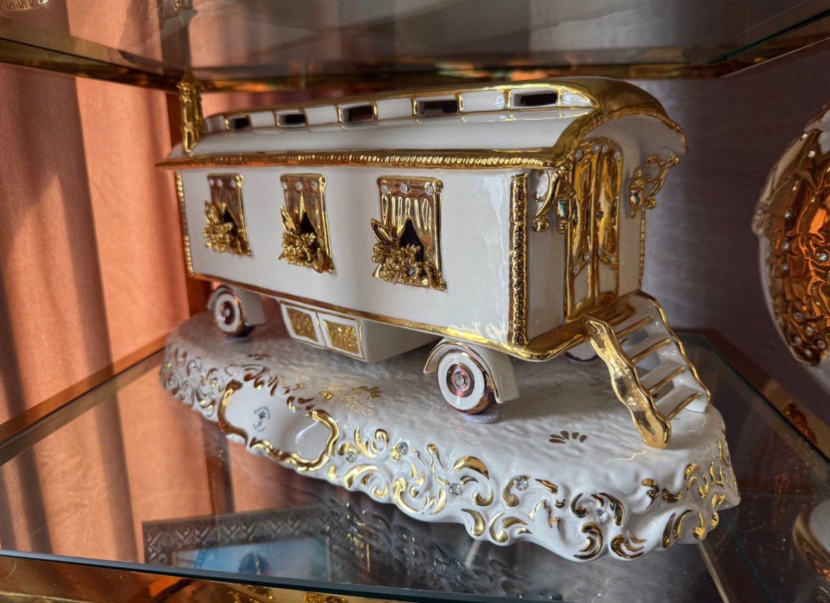 Capodimonte wagentje.    Nieuwstaat.  Met verlichting., Ophalen