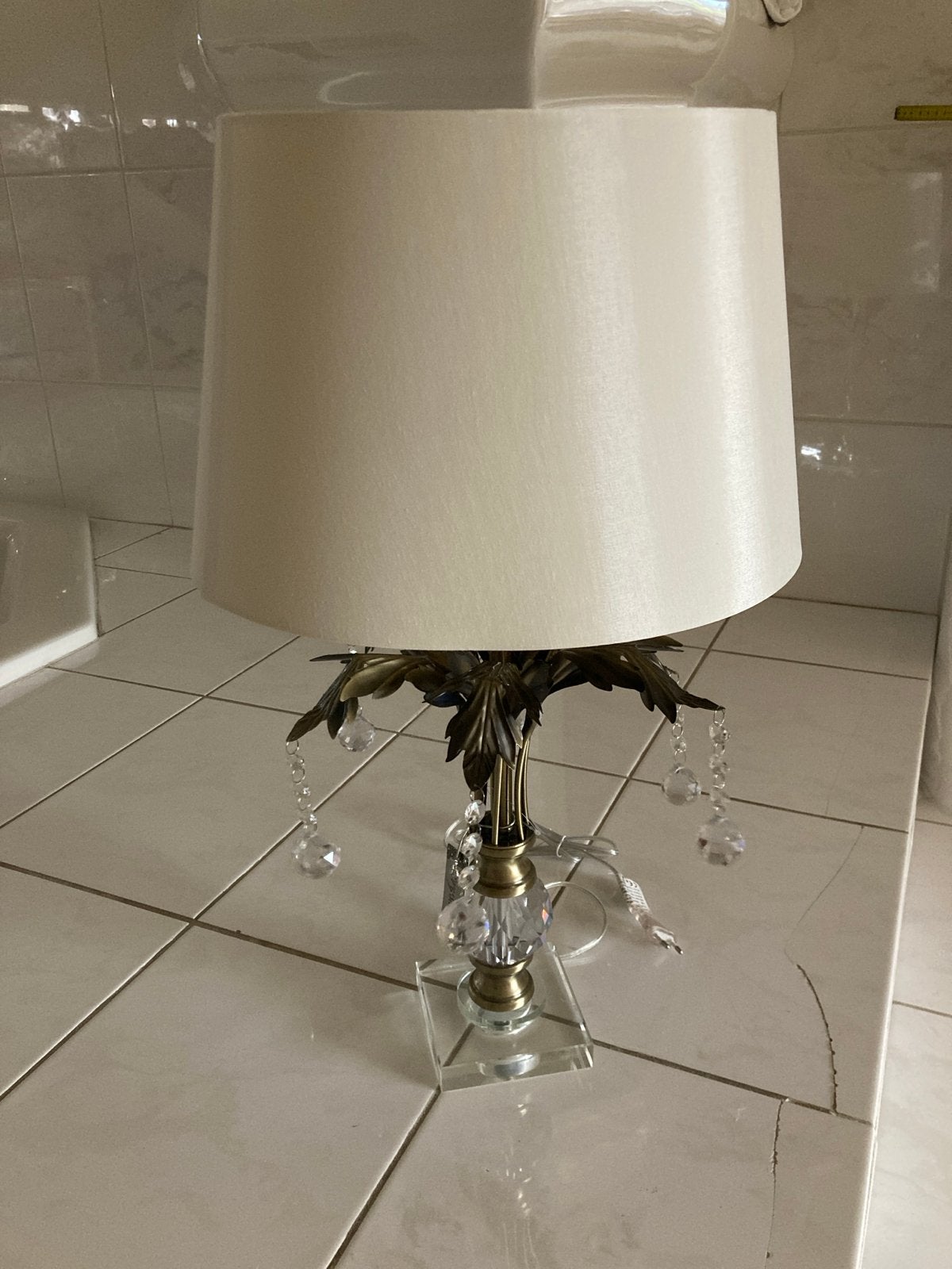 Elegante tafellamp met kristallen details, 67cm hoog, Beige, Gebruikt, Ophalen of Verzenden, Metaal