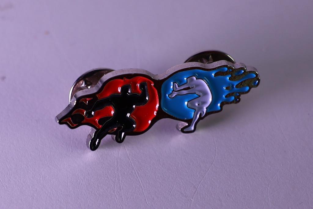 Showdown Red vs Blue - Enamel Pin Loot Crate April 2019, Ophalen of Verzenden, Nieuw
