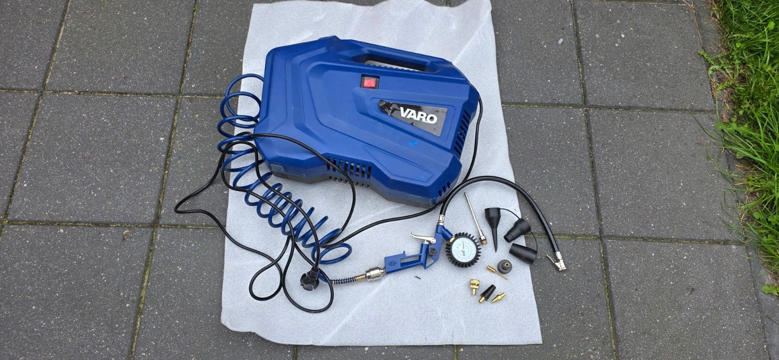 Varo mini compressor voor banden en ballen, Ophalen, Zo goed als nieuw, 6 tot 10 bar, Mobiel