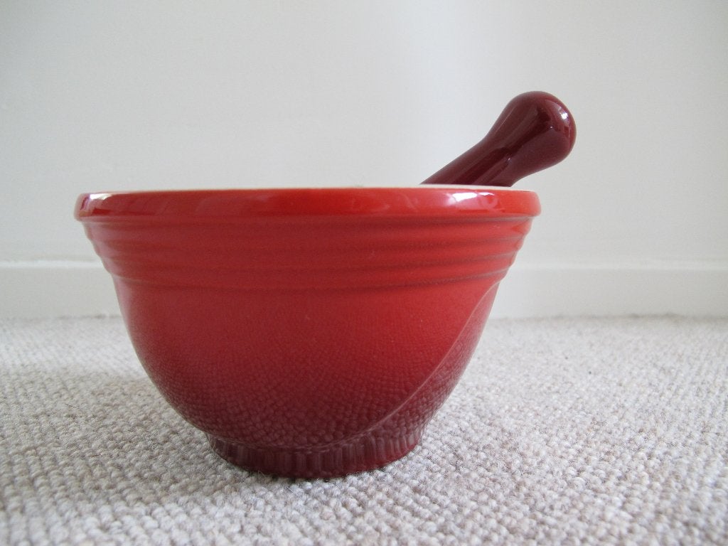 Le Creuset vijzel met stamper 0,6 L rood aardewerk, Huis en Inrichting, Le Creuset, Ophalen of Verzenden, Steen/keramiek, Rood
