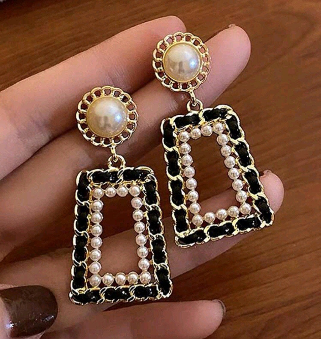 Nieuwe Oorbellen met Parel en Zwart Detail, Ophalen, Overige materialen, Hangers, Zwart
