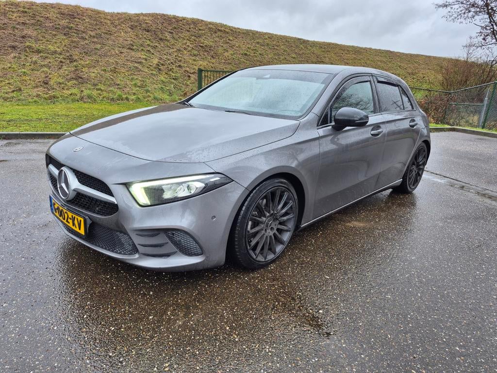 Mercedes-Benz A-Klasse A 180 136pk 7G-DCT 2018 Grijs, 136 pk, 4 cilinders, Leder en Stof, 1332 cc