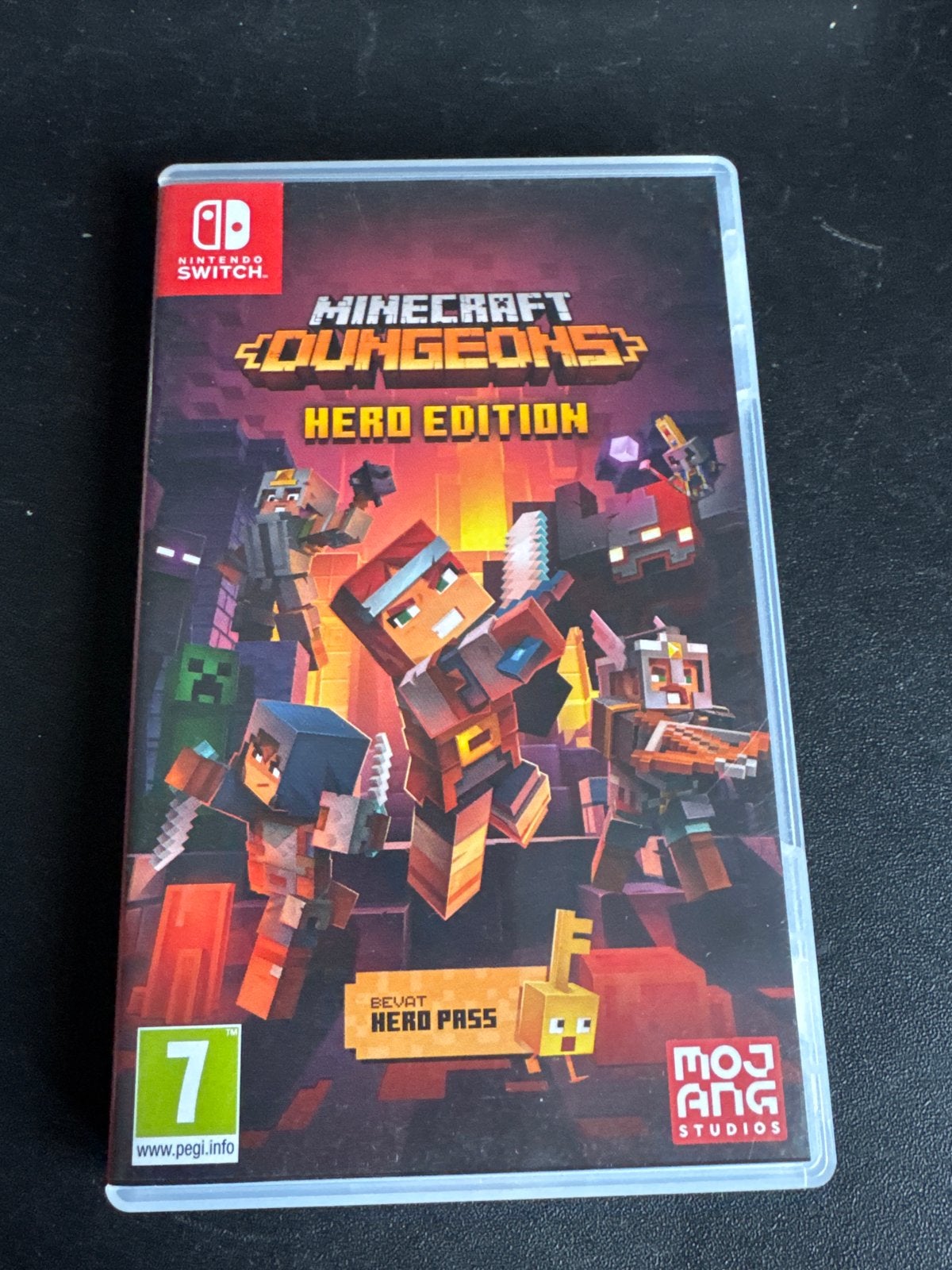 Minecraft Dungeons Hero Edition - Nintendo Switch, Spelcomputers en Games, Games | Nintendo Switch, Eén computer, Zo goed als nieuw