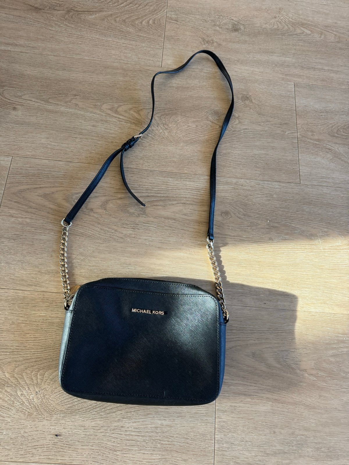 Michael Kors Schoudertas - Zwart met Gouden Details, Ophalen of Verzenden, Zo goed als nieuw, Zwart, Schoudertasje