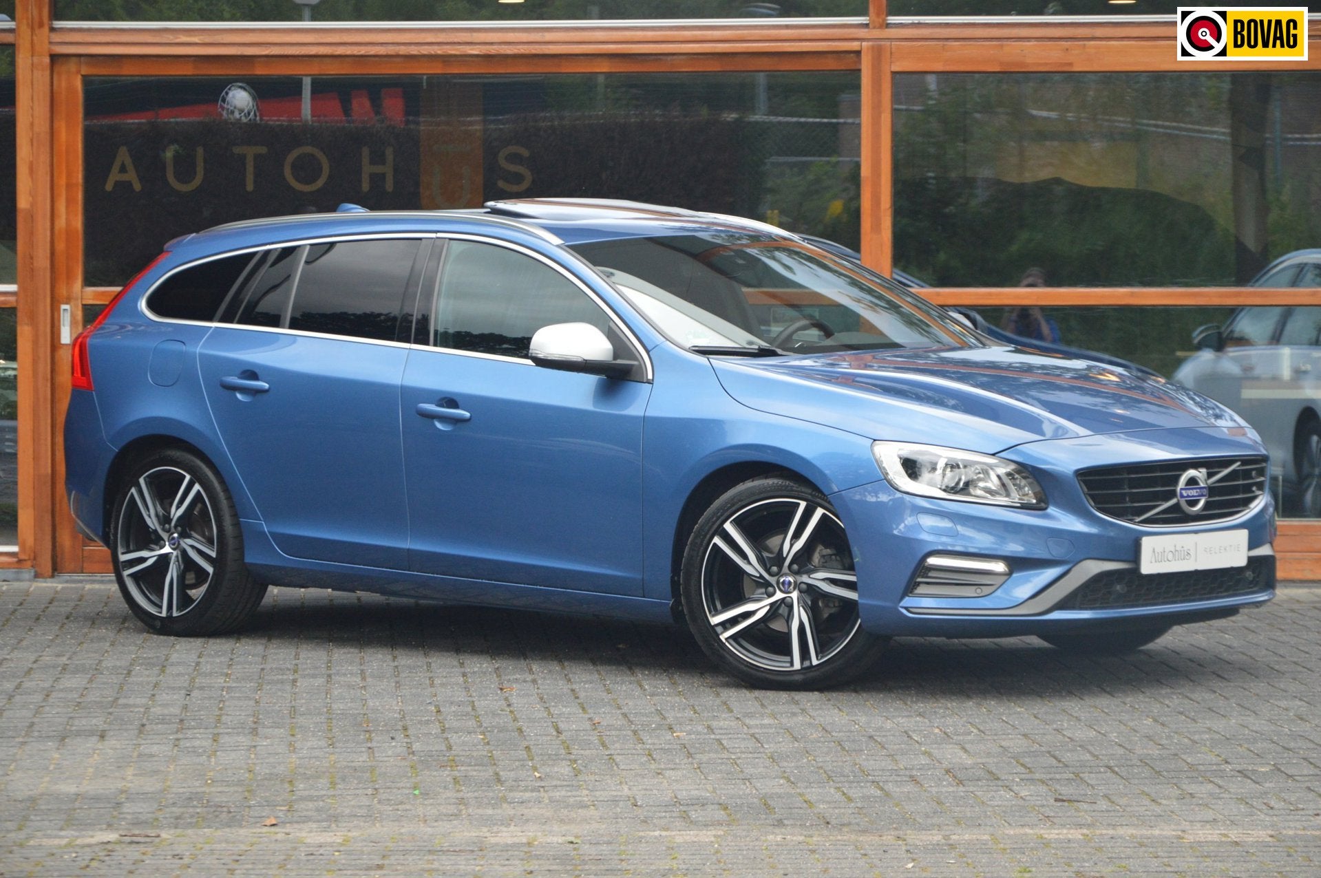 Volvo V60 T4 R-Design | Panoramadak | Dealer Onderhouden | C, Gebruikt, Zwart, 1969 cc, Blauw