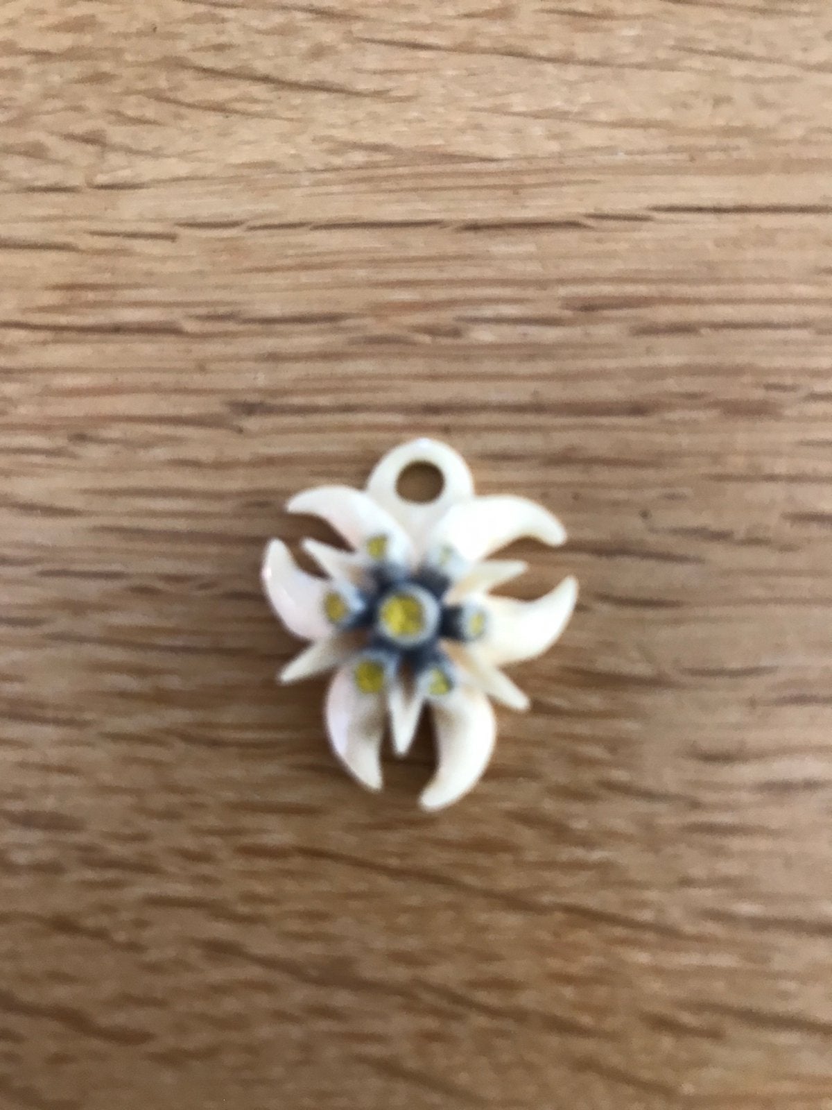 Antieke hanger Edelweiss van been, Ophalen of Verzenden, Gebruikt, Geel, Overige materialen