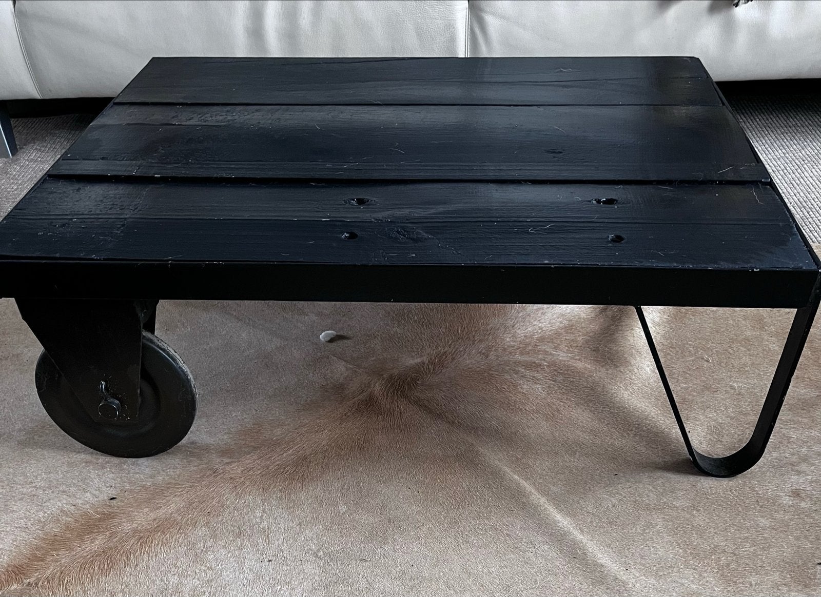 Zwarte salontafel met wielen en metalen onderstel, Ophalen, Gebruikt, 100 tot 150 cm, 50 tot 100 cm