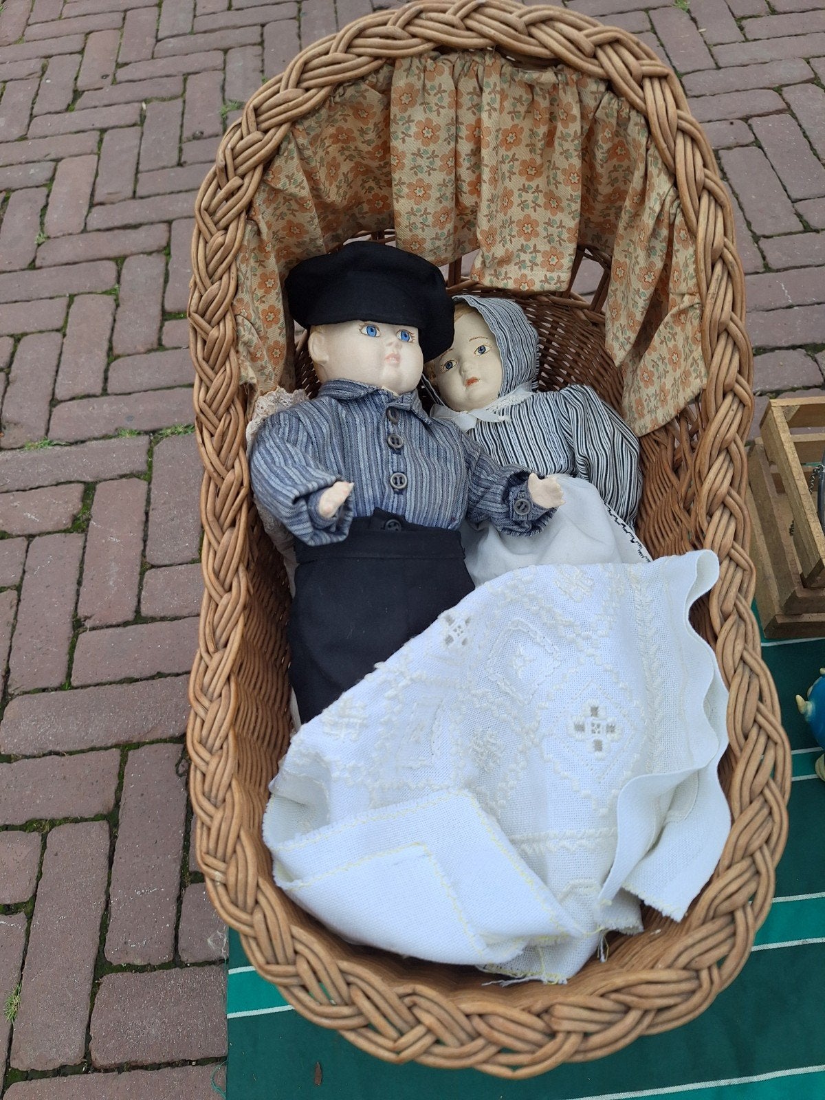 Poppenwiegje met twee popjes, Ophalen of Verzenden