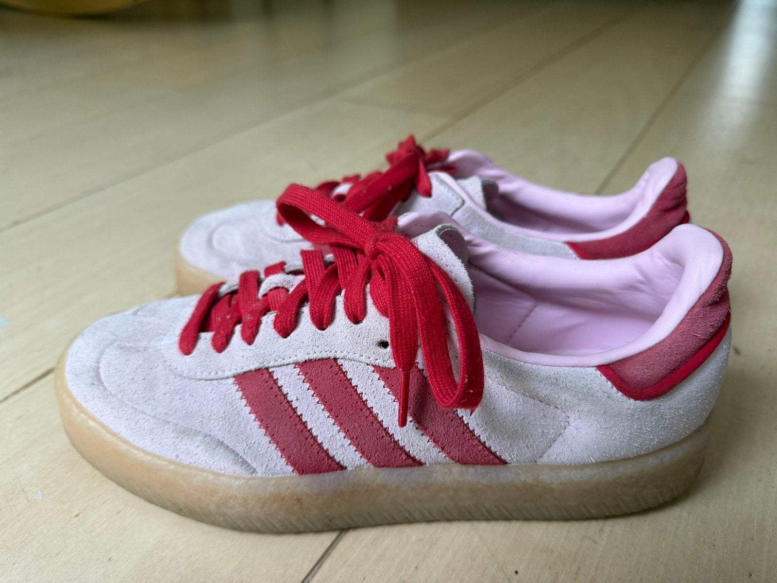 Adidas Samba gympen in suède - lichtroze/rood, maat 39,5, Ophalen of Verzenden, Gedragen, Roze, Sneakers of Gympen