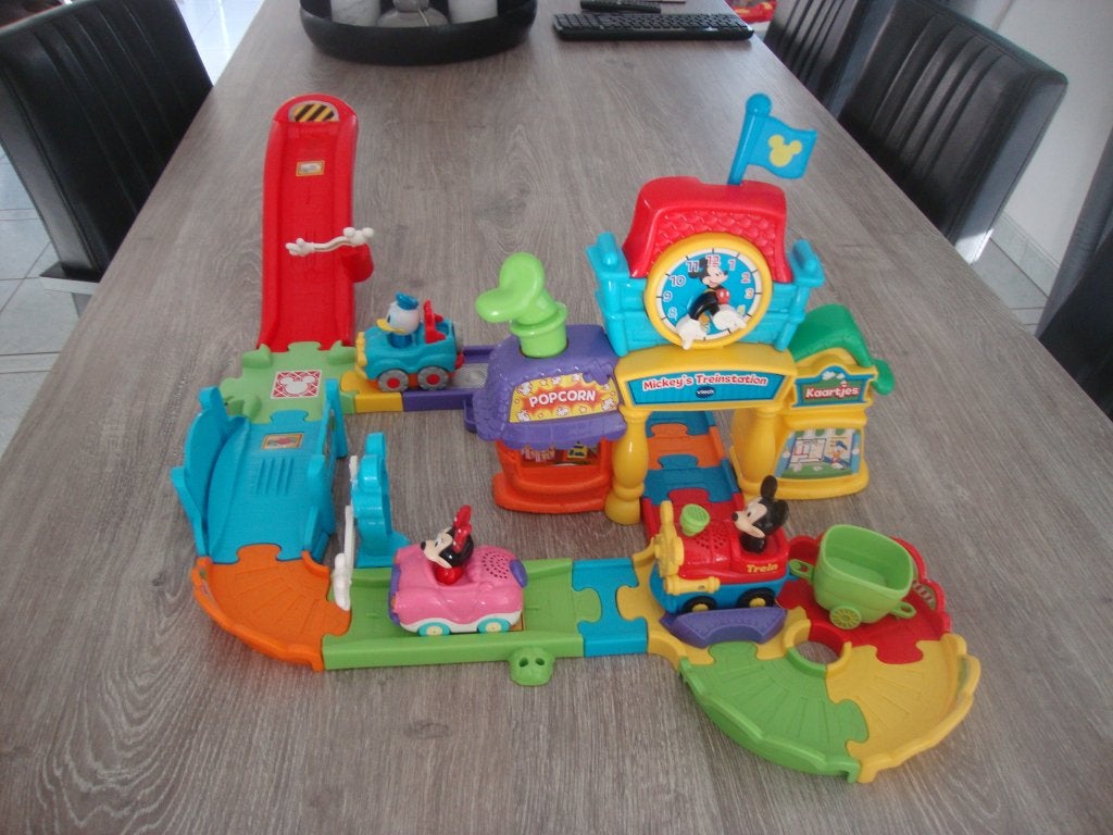 V-Tech Toet toet auto Mickey Mouse treinstation, Ophalen of Verzenden, Gebruikt, 2 tot 4 jaar