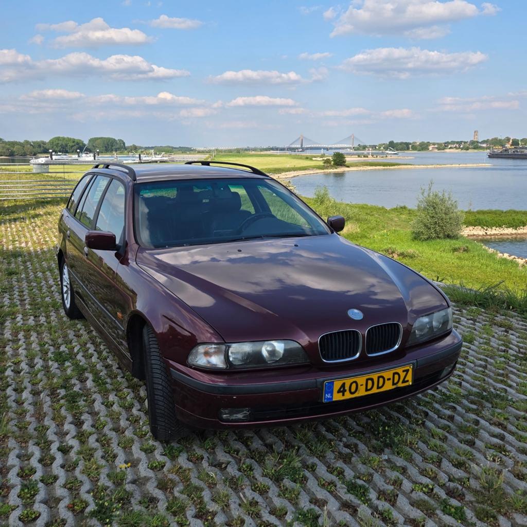 BMW 5-Serie 2.5 I 523 Touring AUT 1999 Rood, Auto's, BMW, Automaat, Achterwielaandrijving, 2494 cc, Origineel Nederlands