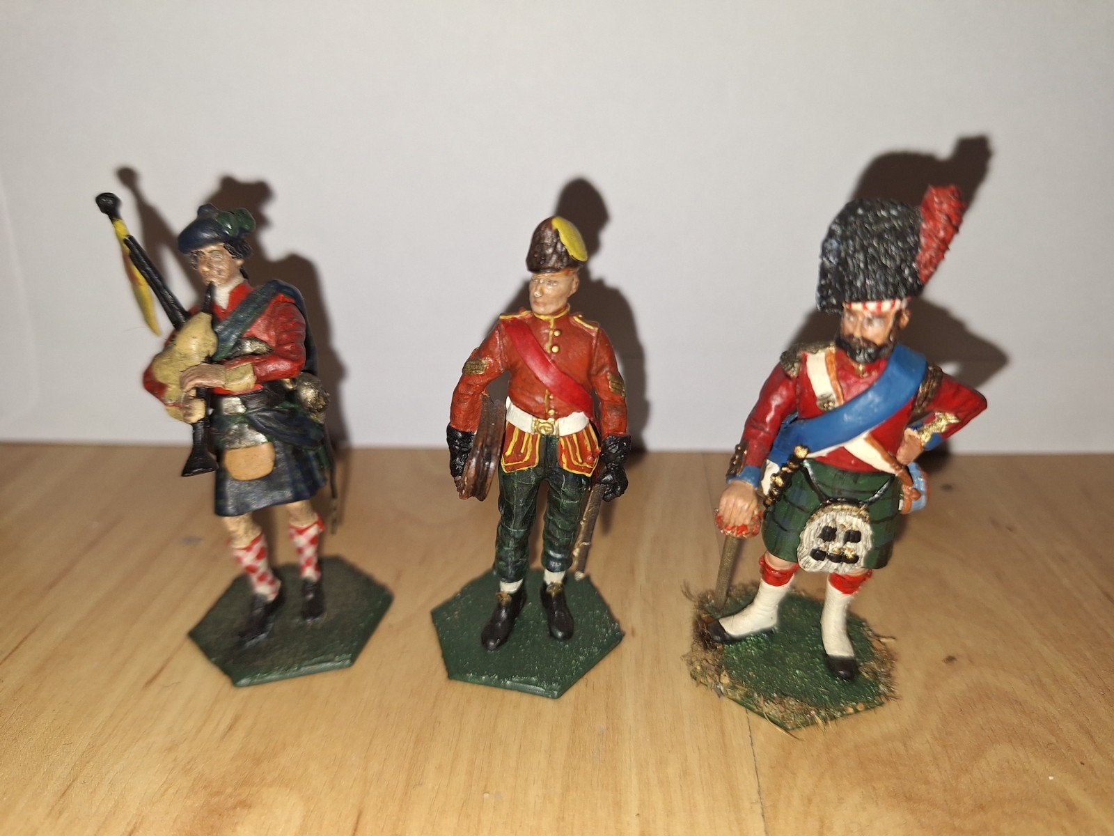 3 prachtige tinnen soldaatjes 2x Schotten 1 Canadees, Verzenden, Landmacht, Engeland, Miniatuur of Beeldje