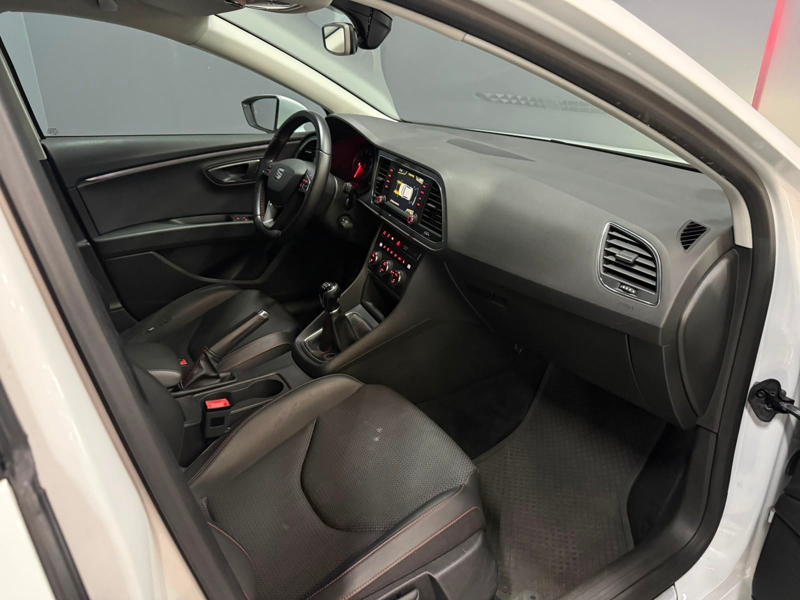 SEAT Leon 1.4 TSI FR Dynamic Panoramadak Trekhaak 360 camera, Voorwielaandrijving, 1141 kg, Stof, Gebruikt