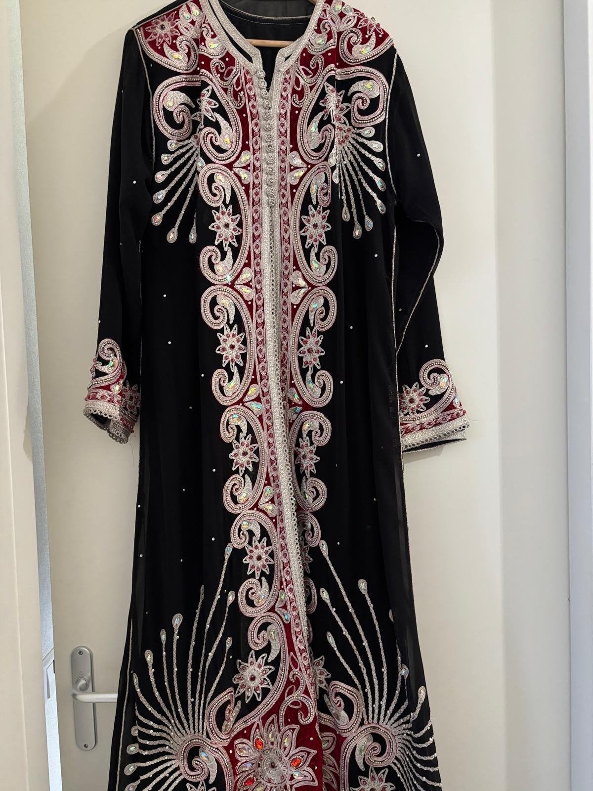 Prachtige Zwarte Kaftan met Rode en Zilveren Borduurdetails, Kleding | Dames, Maat 38/40 (M), Overige typen, Zwart, Ophalen of Verzenden