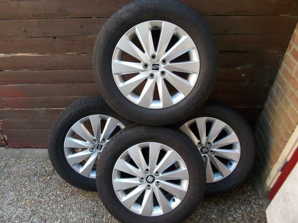 SEAT ARONA 16 INCH VELGEN MET ZOMERBANDEN, Ophalen, 16 inch, Banden en Velgen, 205 mm