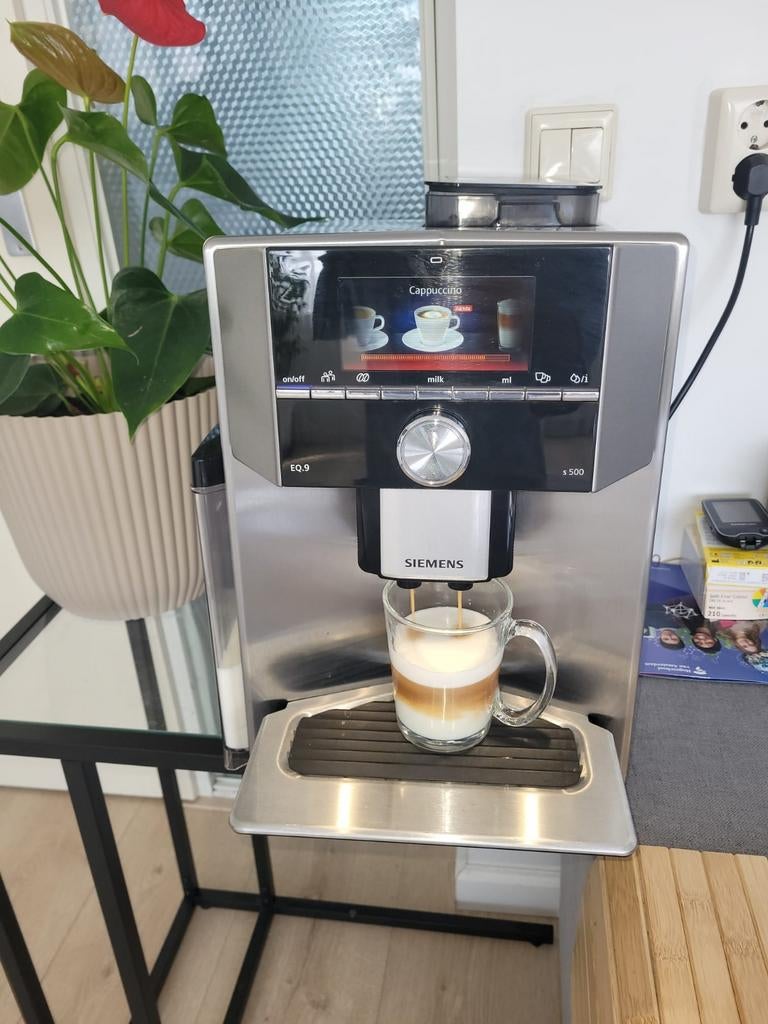 Prachtige Siemens koffiemachine EQ9 S500 te koop., 10 kopjes of meer, Ophalen, Zo goed als nieuw, Koffiemachine