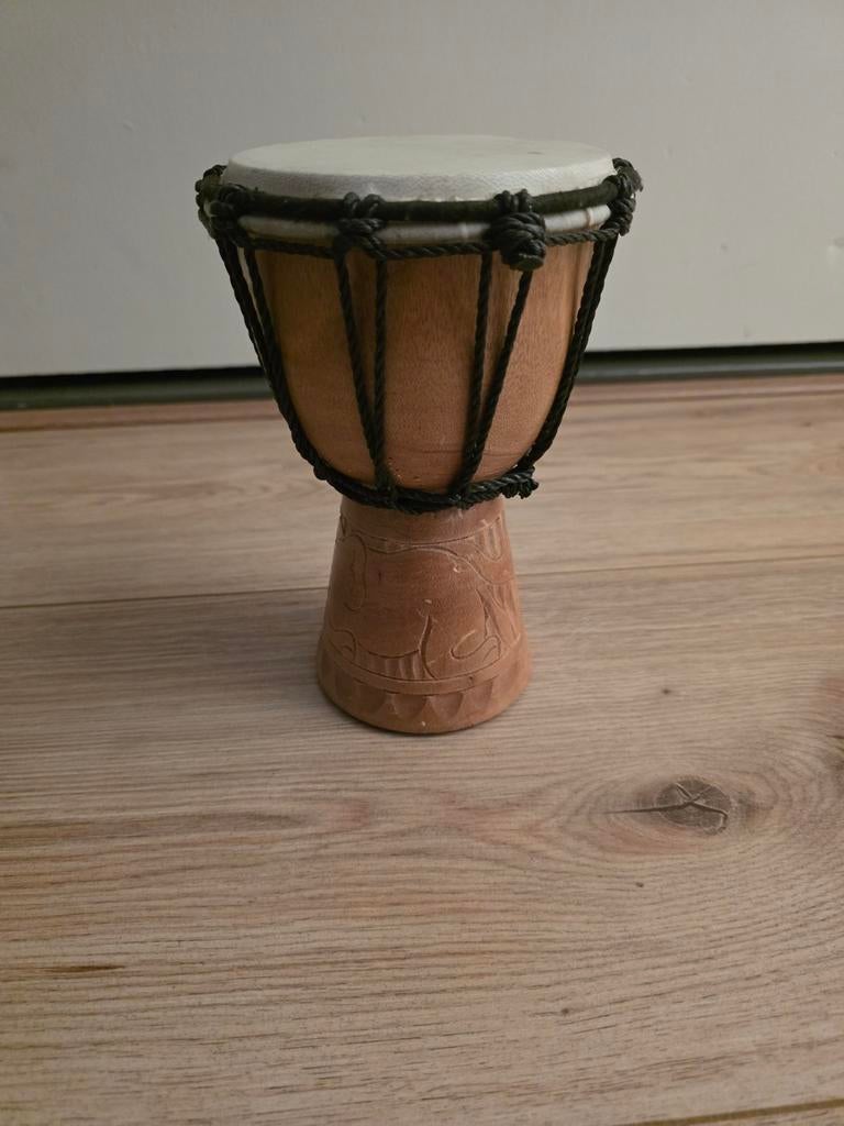 Kleine Djembe Trommel met Olifanten Carving, Muziek en Instrumenten, Ophalen, Zo goed als nieuw, Trommel