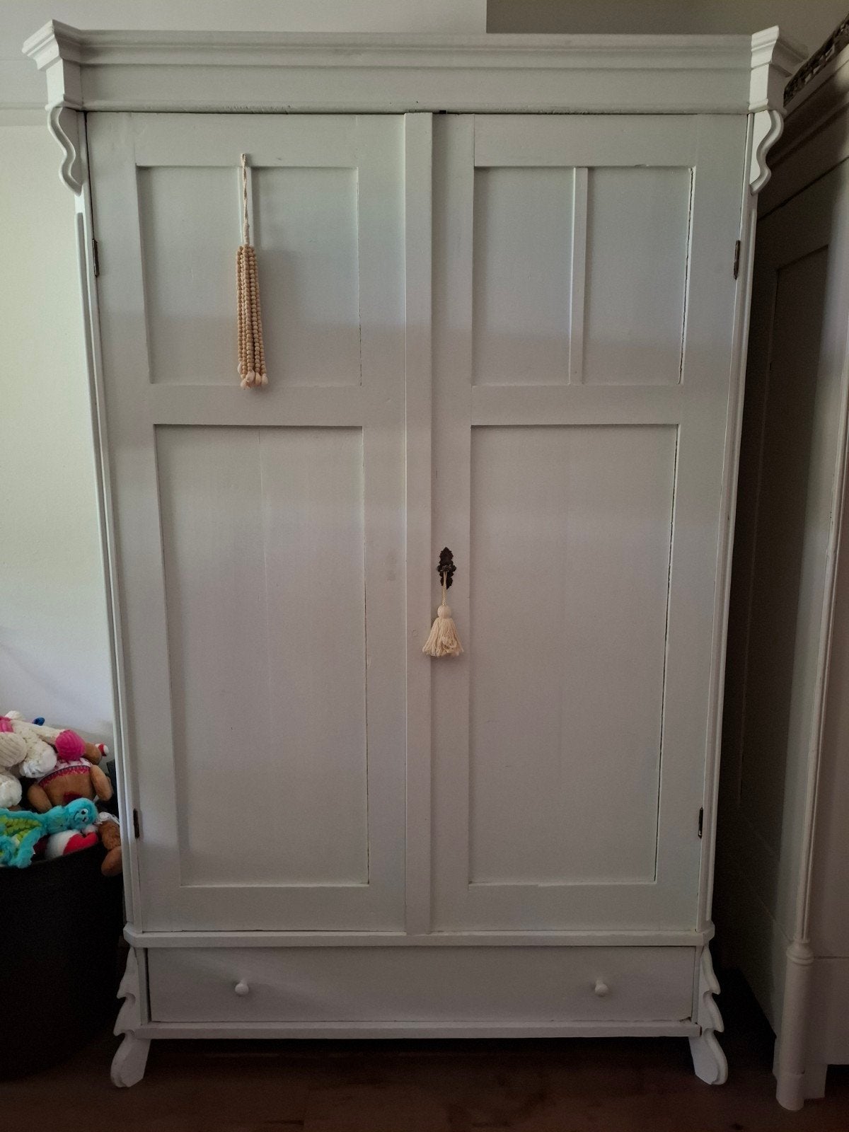 Mooie witte oude kast, Ophalen