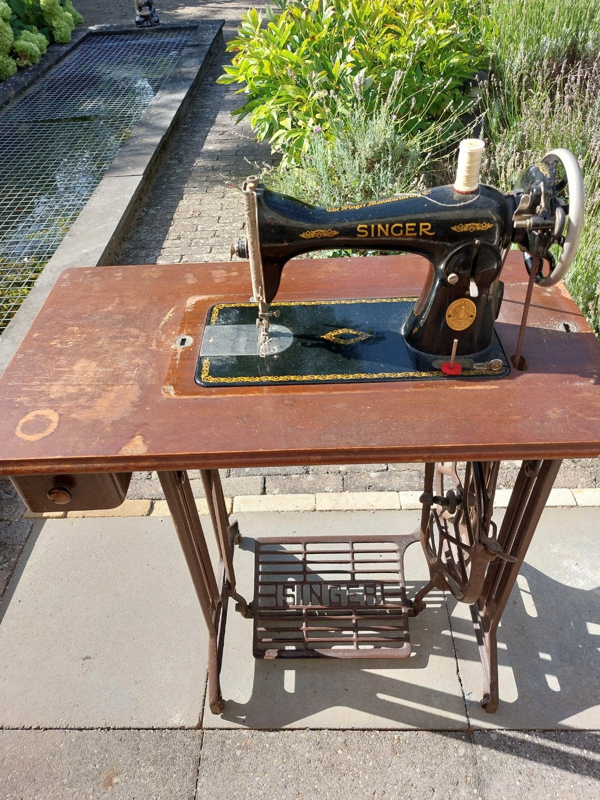 Antieke Singer Naaimachine met onderstel en handleiding, Ophalen